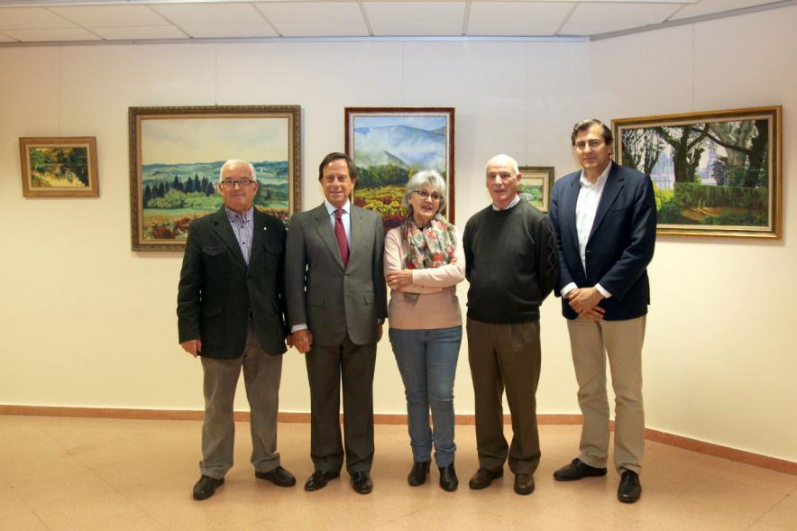 Semana Cultural Xuntanza de Galegos - Inauguración Exposición de Pintura de Esperanza Bouzas - Imagen del alcalde García de Vinuesa y otras personalidades posando delante de los cuadros.
