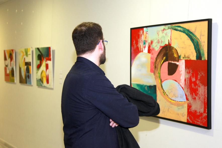 Asistente en la exposición de Nuria Moreno.