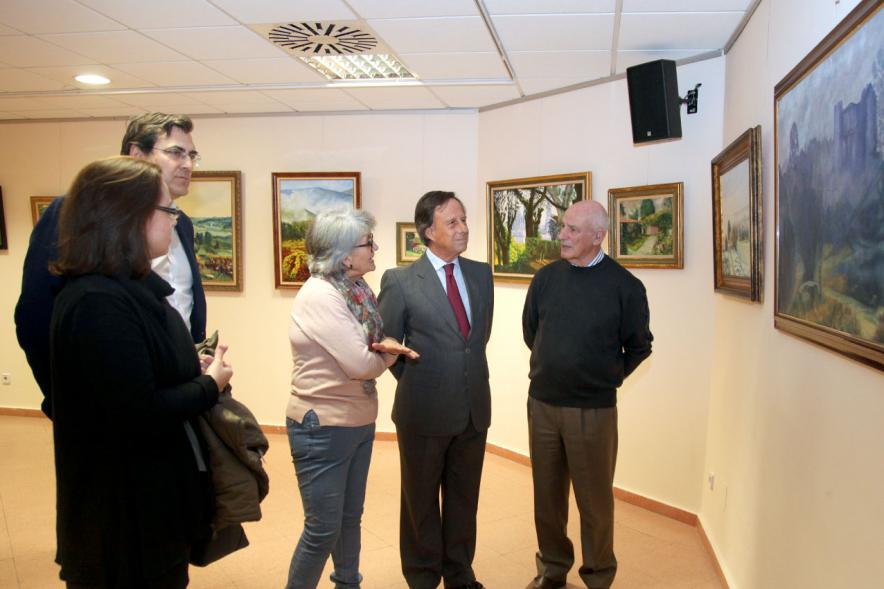 Semana Cultural Xuntanza de Galegos - Inauguración Exposición de Pintura de Esperanza Bouzas - Imagen del alcalde García de Vinuesa  y Esperanza Bouzas explicando sus obras.