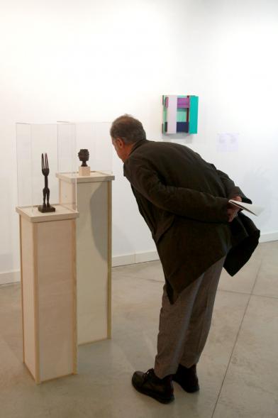 Inauguracion Exposición "La Idea de un Signo" - Colección Sánchez Ubiria - Imagen de persona mirando una de las esculturas expuestas.