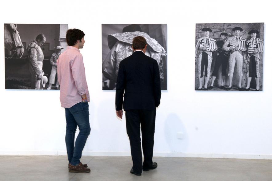 Visitantes en la exposición.