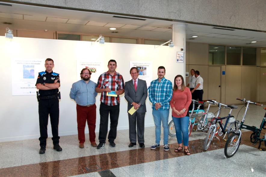 Inauguración y Entrega de Premios Hazte un Selfie en Bici -  Las autoridades junto a un premiado.
