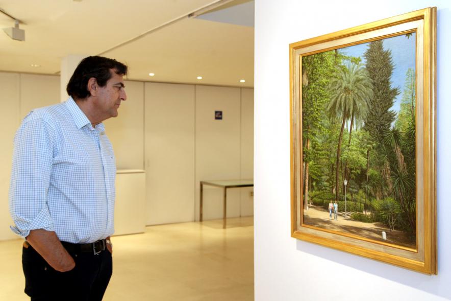 Inauguración Exposición "Ventanas al Jardín" de José Manuel Corujo Vergara - El concejal admira una obra.