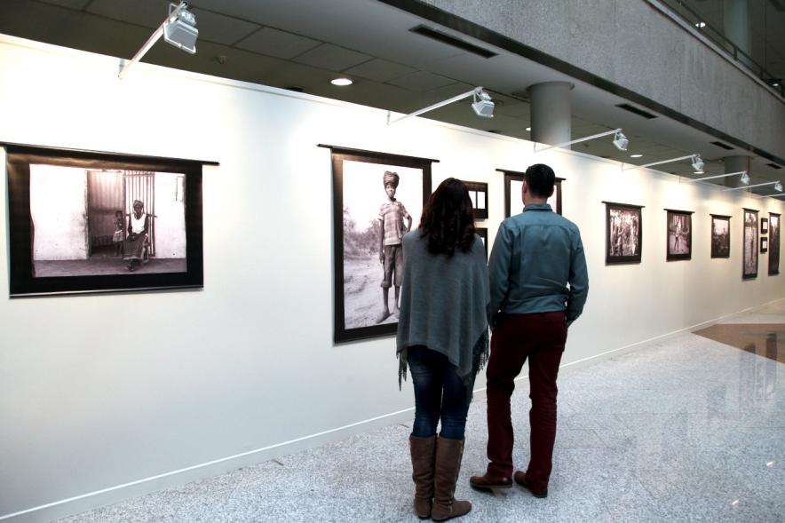 Inauguración Exposción de Luis Sierra en el Patio de Encuentros - Imagen de la obra y dos visitas.
