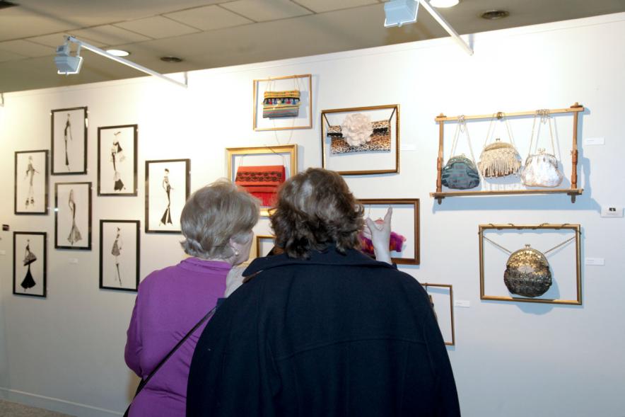 Inauguración Exposición IlusionARTizate - Imagen de personas mirando algunos de los cuadros de exposición.