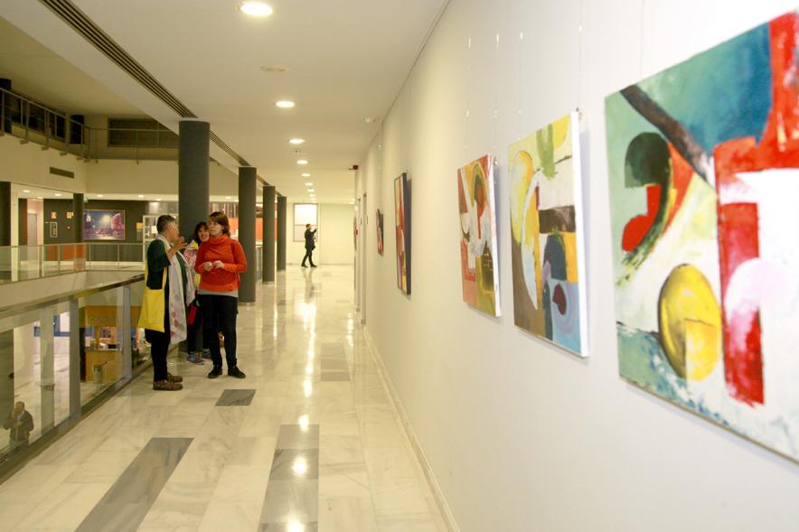 Asistentes en la exposición de Nuria Moreno.