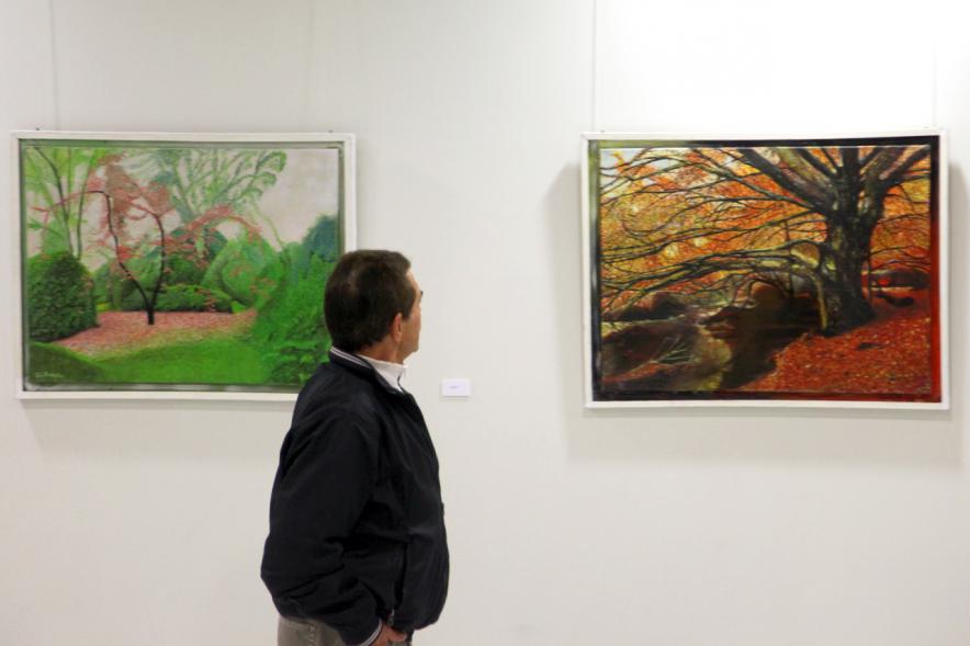Inauguración Exposición de José Luis Rivera "Pinturas al Óleo" -  Visita frente a una pintura.