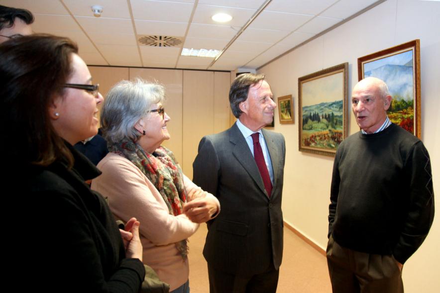 Semana Cultural Xuntanza de Galegos - Inauguración Exposición de Pintura de Esperanza Bouzas - Imagen del alcalde García de Vinuesa  y Esperanza Bouzas explicando sus obras.