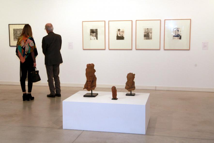 Inauguracion Exposición "La Idea de un Signo" - Colección Sánchez Ubiria - Imagen de personas mirando cuadros expuestos.