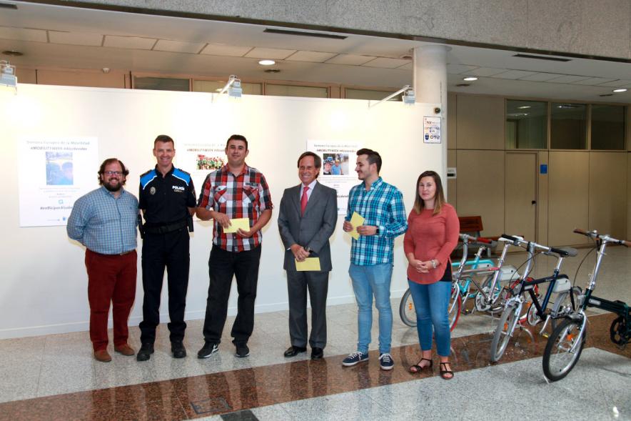 Inauguración y Entrega de Premios Hazte un Selfie en Bici -  Las autoridades junto a un premiado.