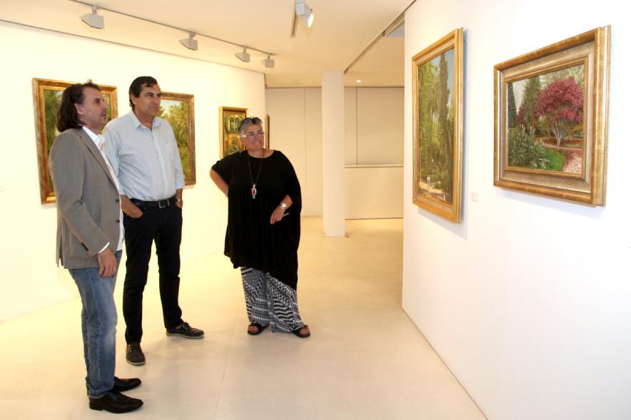 Inauguración Exposición "Ventanas al Jardín" de José Manuel Corujo Vergara - El autor explica al concejal su obra.