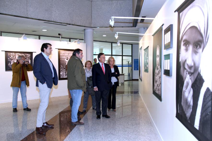 Inauguración Exposción de Luis Sierra en el Patio de Encuentros - Las autoridades en la exposición.