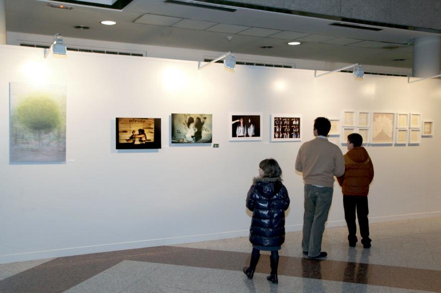 Inauguración Exposición IlusionARTizate - Imagen de personas mirando algunos de los cuadros de exposición.