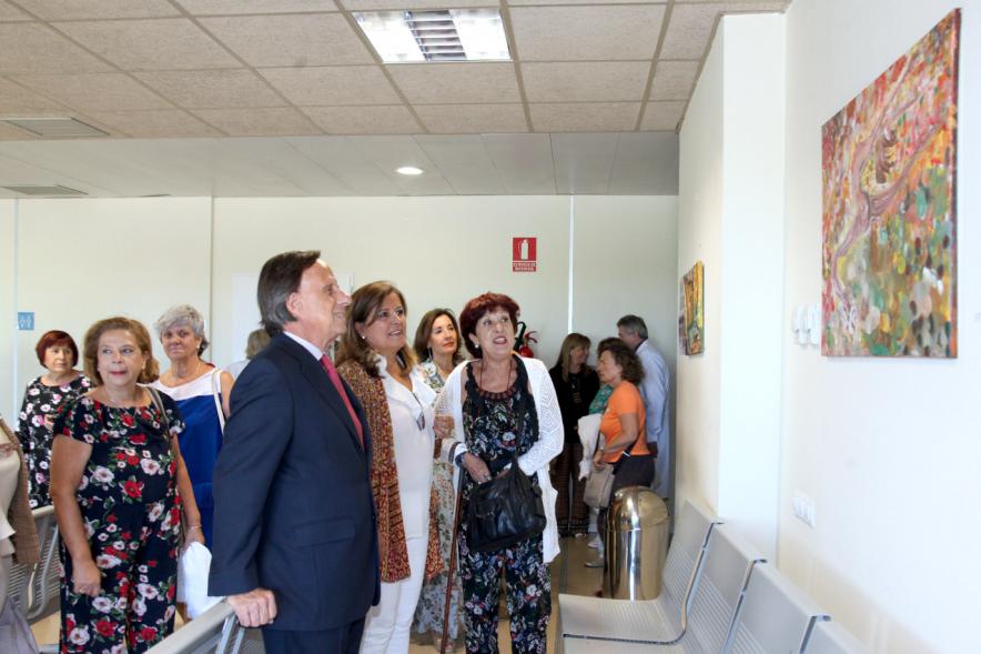 Inauguración Exposición Pintura en el Hospital Infanta Sofía - Imagen del alcalde García de Vinuesa y otras personalidades en un momento de la visita a la exposición.