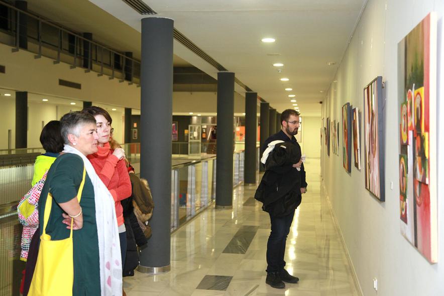 Asistentes en la exposición de Nuria Moreno.