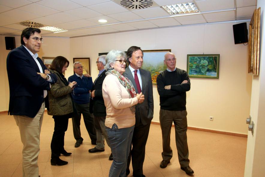 Semana Cultural Xuntanza de Galegos - Inauguración Exposición de Pintura de Esperanza Bouzas - Imagen del alcalde García de Vinuesa  y Esperanza Bouzas explicando sus obras.