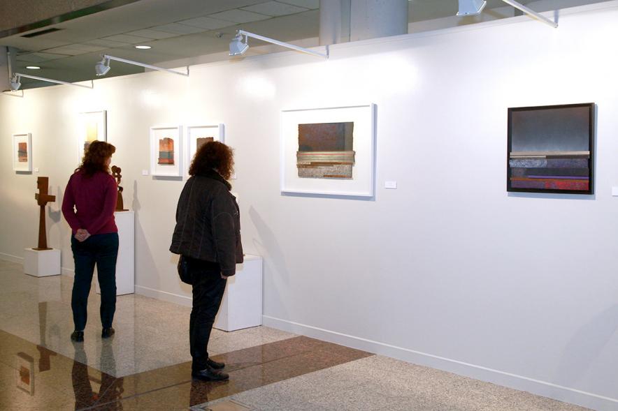Visitantes en la exposición. 