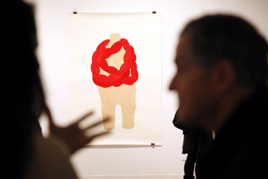 Inauguración Exposición "Aflicción" de Rosalía Banet - Imagen de personas mirando los cuadros de la exposición.