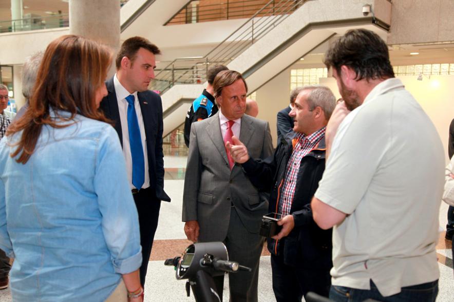Inauguración y Entrega de Premios Hazte un Selfie en Bici - Las autoridades municipales charlan con los premiados.