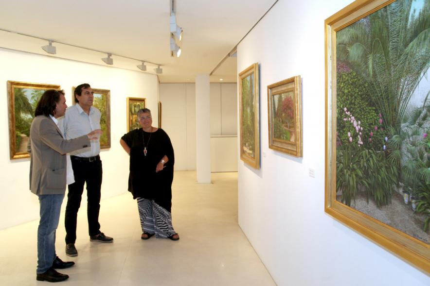 Inauguración Exposición "Ventanas al Jardín" de José Manuel Corujo Vergara -  El autor explica al concejal su obra.
