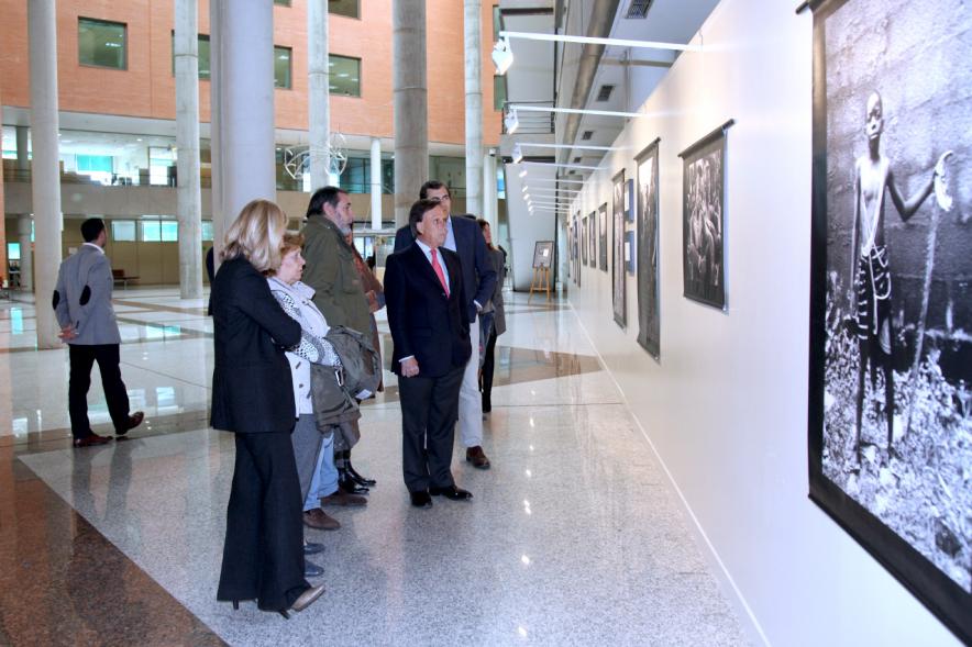 Inauguración Exposción de Luis Sierra en el Patio de Encuentros - Las autoridades en la exposición.
