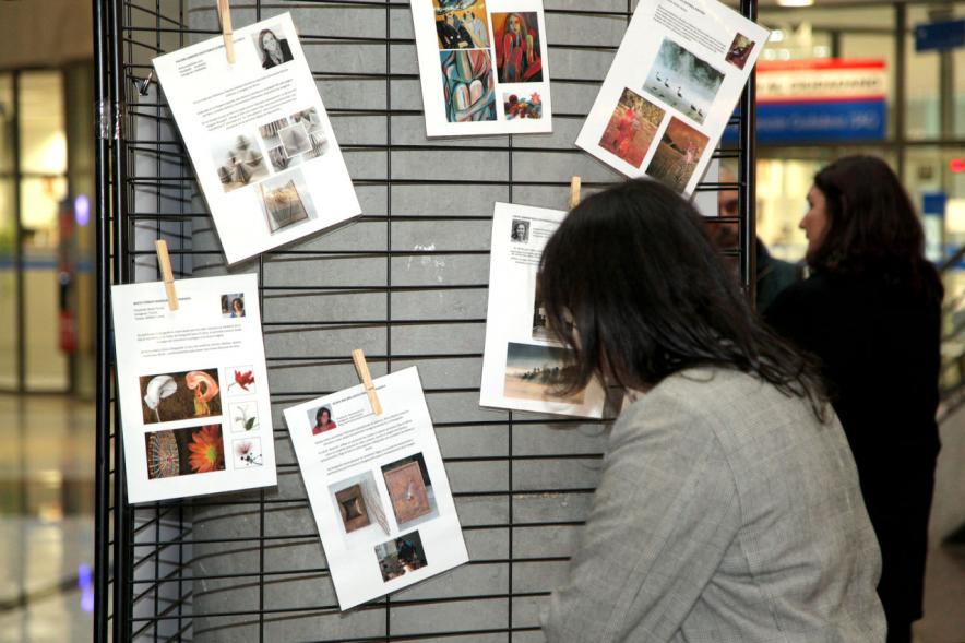 Inauguración Exposición IlusionARTizate - Imagen de personas mirando algunos de los cuadros de exposición.