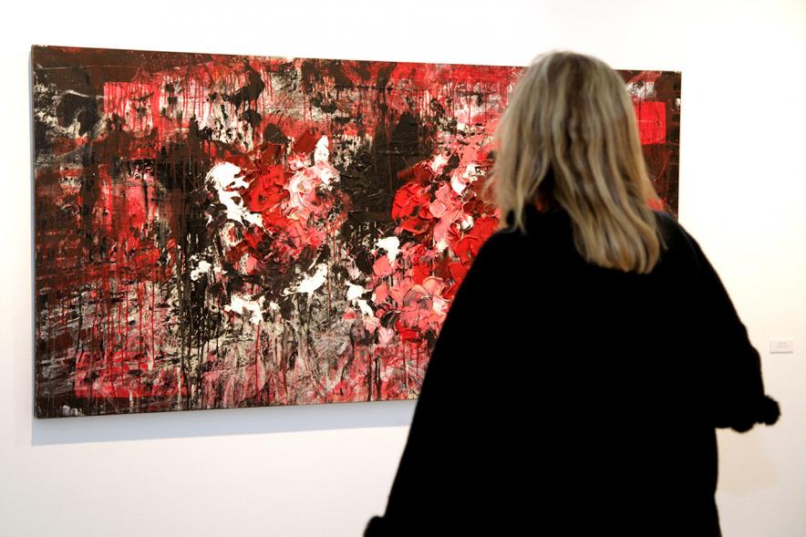 Inauguración de la Exposición de Manuel Martín Cabrera -  Imagen de una persona admirando uno de los cuadros expuestos en la exposición.