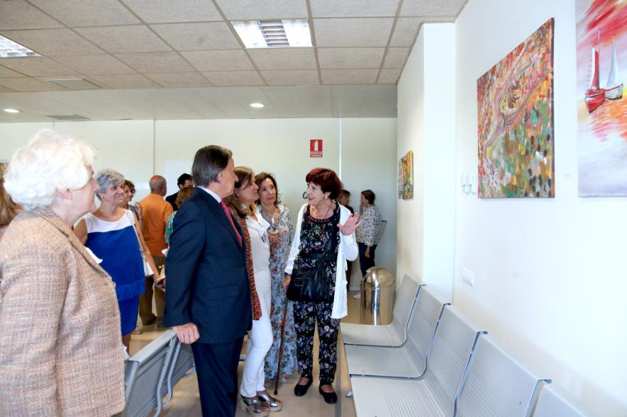 Inauguración Exposición Pintura en el Hospital Infanta Sofía - Imagen del alcalde García de Vinuesa y otras personalidades en un momento de la visita a la exposición.