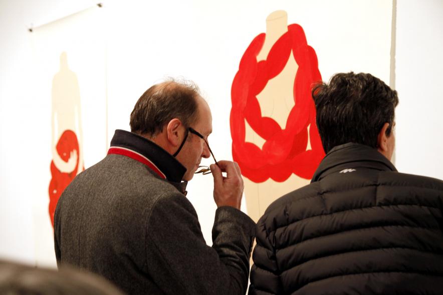 Inauguración Exposición "Aflicción" de Rosalía Banet - Imagen de personas mirando los cuadros de la exposición.