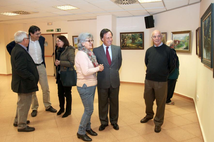 Semana Cultural Xuntanza de Galegos - Inauguración Exposición de Pintura de Esperanza Bouzas - Imagen del alcalde García de Vinuesa,Esperanza Bouzas y otras personas explicando sus obras.