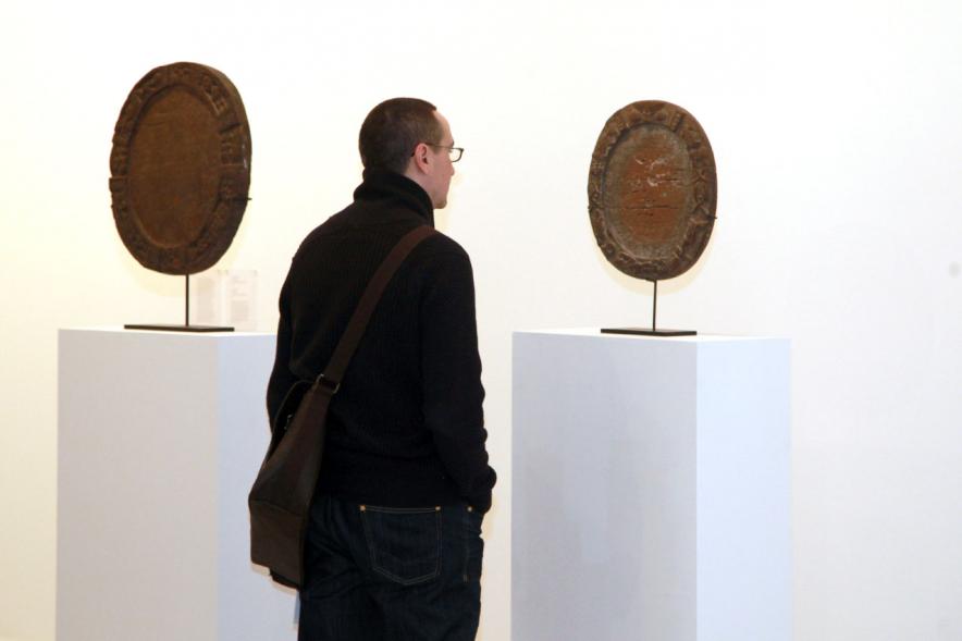 Inauguracion Exposición "La Idea de un Signo" - Colección Sánchez Ubiria - Imagen de persona mirando una de las esculturas expuestas.