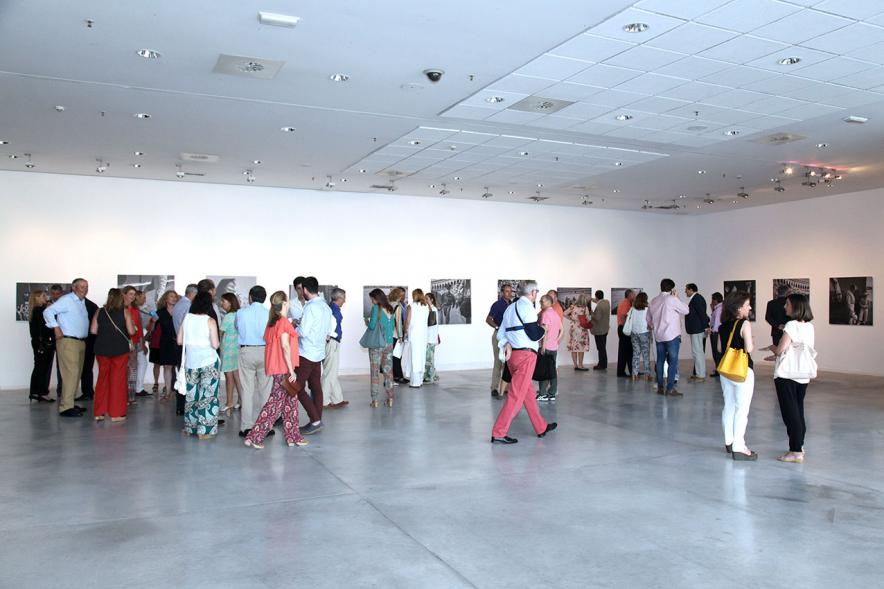 Vista general de los asistentes a la exposición. 
