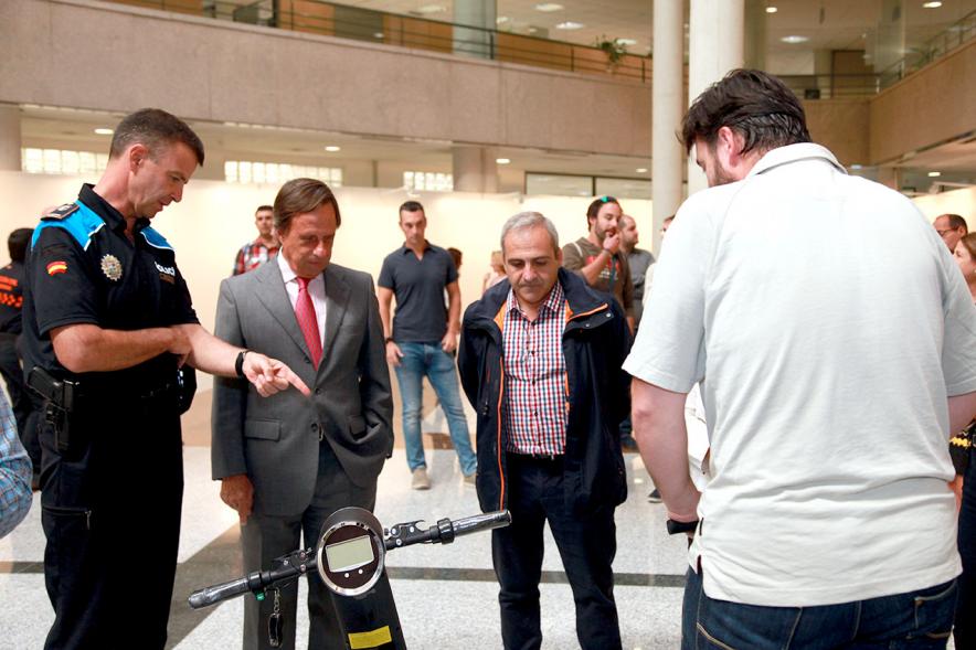 Inauguración y Entrega de Premios Hazte un Selfie en Bici - Explicación de la policía al alcalde.