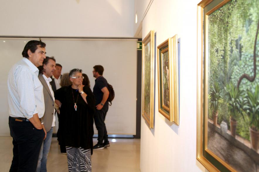 Inauguración Exposición "Ventanas al Jardín" de José Manuel Corujo Vergara -  El autor explica al concejal su obra.