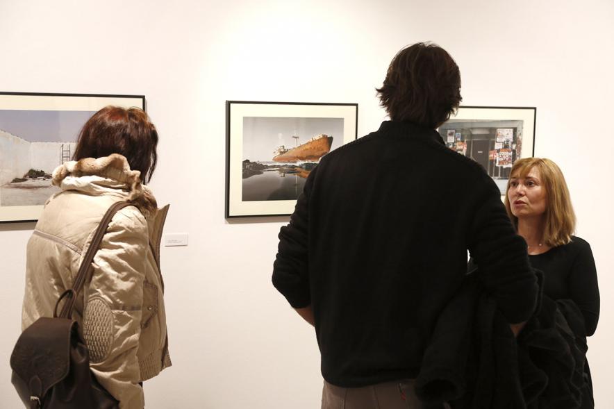 Exposición VIIº Concurso de Fotografía Ciudad de Alcobendas - Imagen de personas asistentes a la exposición mirando las obras expuestas.