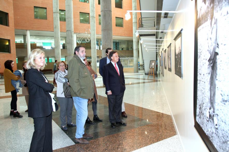 Inauguración Exposción de Luis Sierra en el Patio de Encuentros - Las autoridades en la exposición.