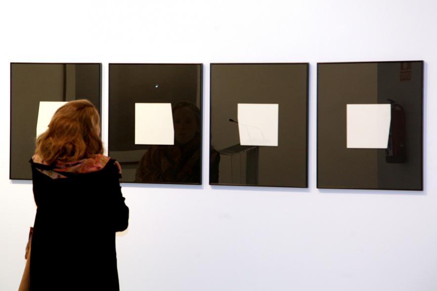 Visitante en la exposición. 