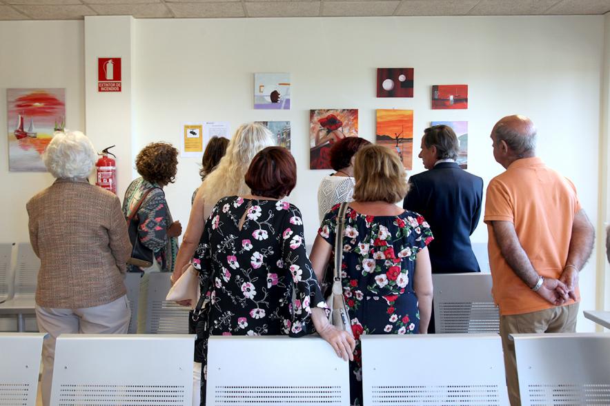 Inauguración Exposición Pintura en el Hospital Infanta Sofía - Imagen de personas admirando algunos de los cuadros expuestos.