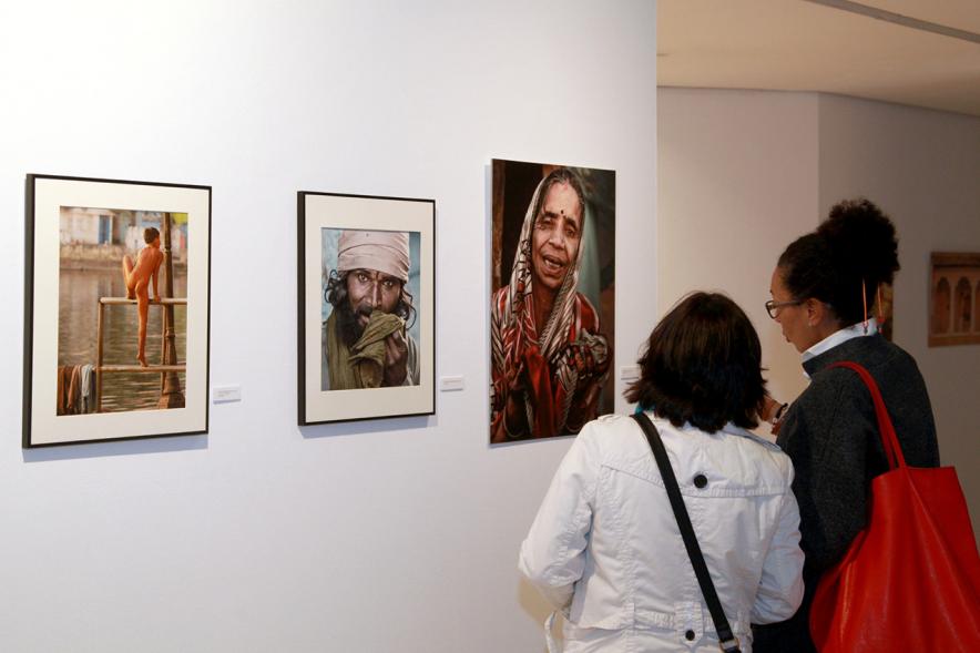 Inauguración Exposición "La India - Tres Miradas" en el C.C. Anabel Segura - Dos visitantes.