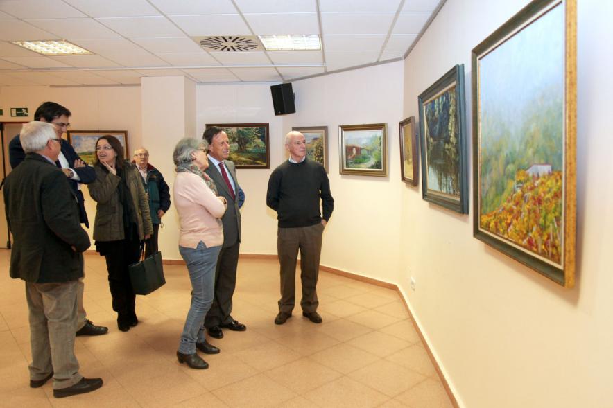 Semana Cultural Xuntanza de Galegos - Inauguración Exposición de Pintura de Esperanza Bouzas - Imagen del alcalde García de Vinuesa,Esperanza Bouzas y otras personas explicando sus obras.