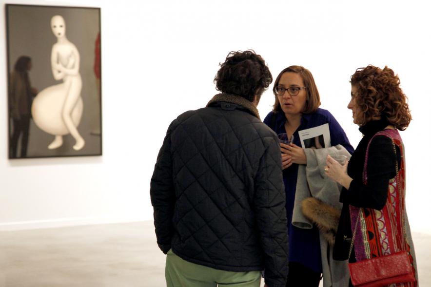 Inauguración Exposición "Aflicción" de Rosalía Banet - Imagen de personas comentando las obras.
