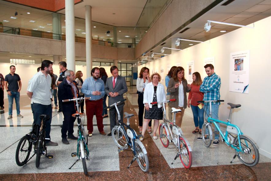 Inauguración y Entrega de Premios Hazte un Selfie en Bici - Exposición de bicicletas y las autoridades.