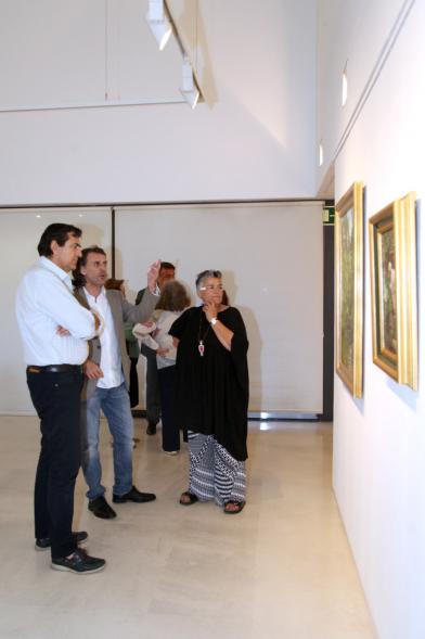 Inauguración Exposición "Ventanas al Jardín" de José Manuel Corujo Vergara -  El autor explica al concejal su obra.