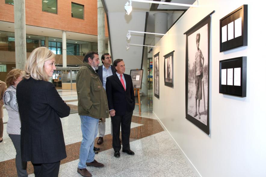 Inauguración Exposción de Luis Sierra en el Patio de Encuentros - Las autoridades en la exposición.