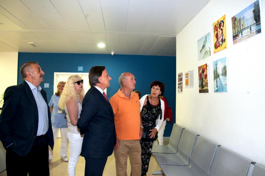 Inauguración Exposición Pintura en el Hospital Infanta Sofía -  Imagen del alcalde García de Vinuesa y otras personalidades en un momento de la visita a la exposición.
