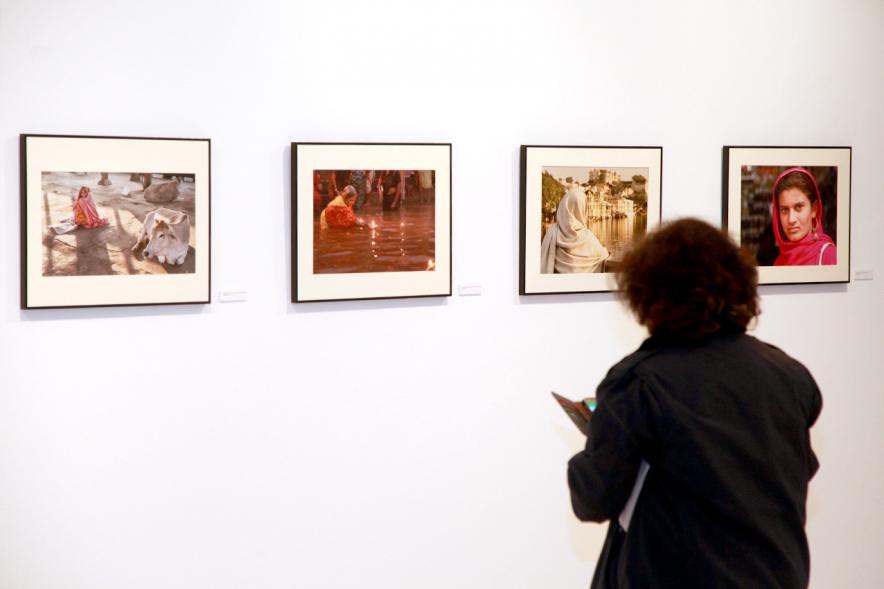 Inauguración Exposición "La India - Tres Miradas" en el C.C. Anabel Segura -  Una visitante ante las obras.