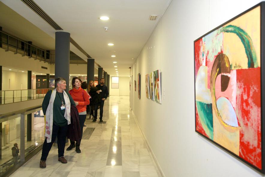 Asistentes en la exposición de Nuria Moreno.