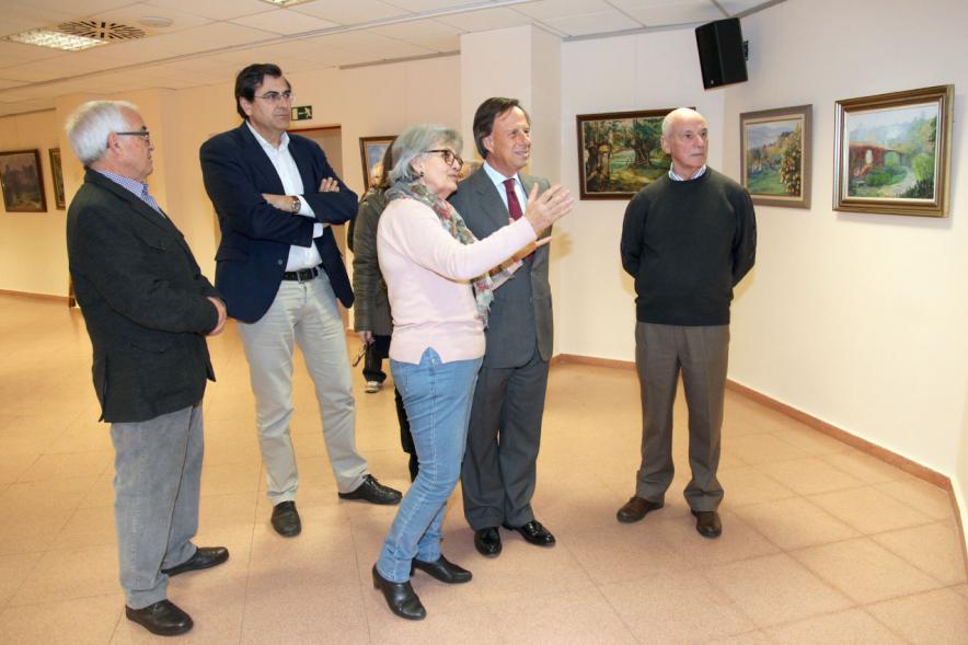 Semana Cultural Xuntanza de Galegos - Inauguración Exposición de Pintura de Esperanza Bouzas - Imagen del alcalde García de Vinuesa,Esperanza Bouzas y otras personas explicando sus obras.