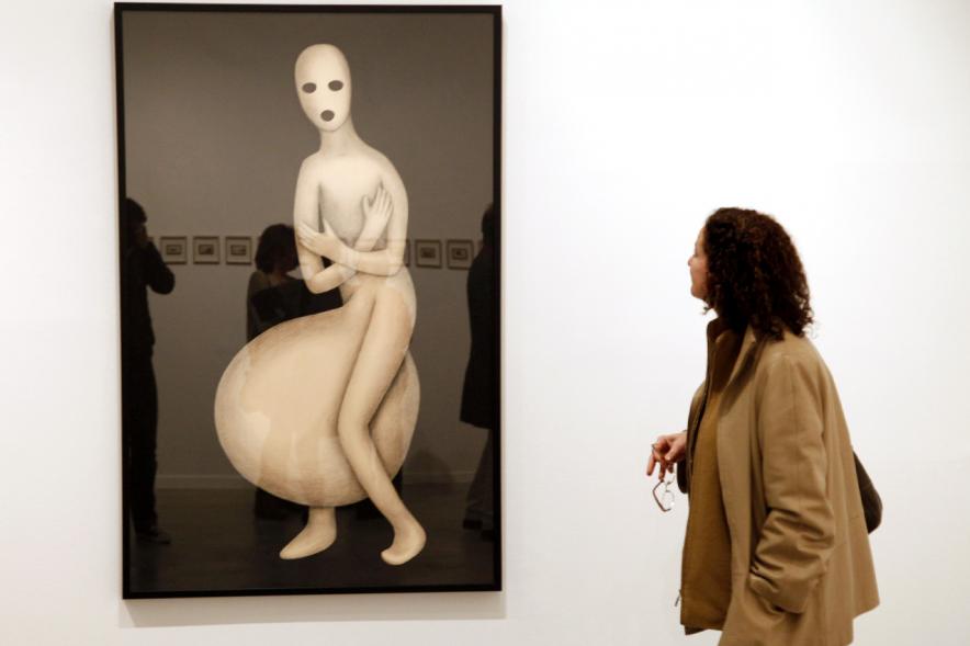 Inauguración Exposición "Aflicción" de Rosalía Banet - Imagen de una persona mirando los cuadros de la exposición.