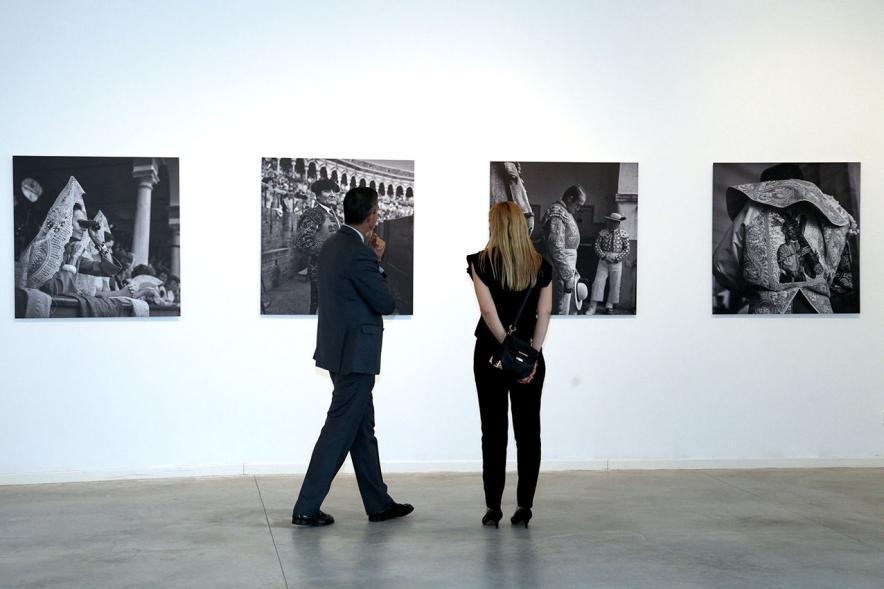 Visitantes en la exposición.